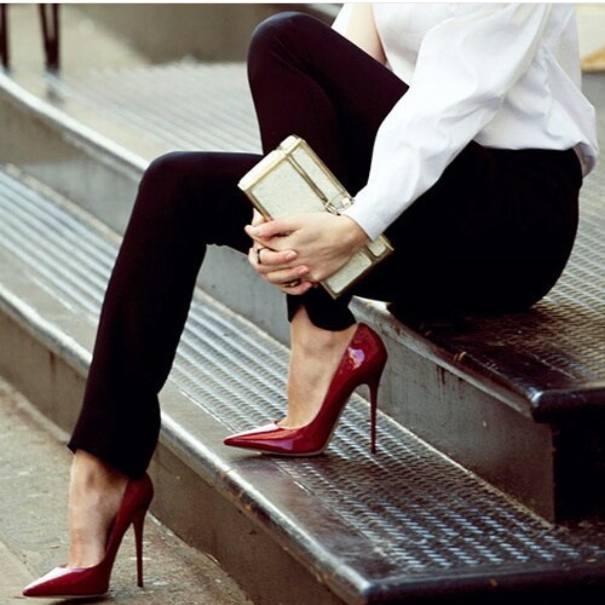 Женщина в красных туфлях